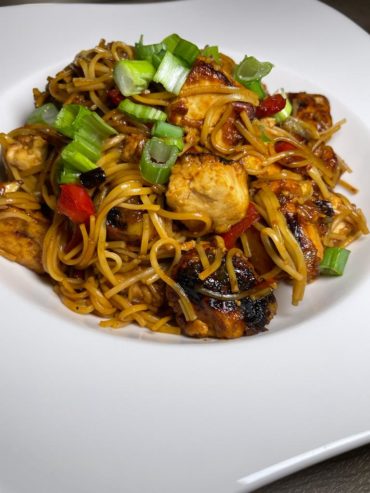 Super simple, super delicious and meat free. This tofu chow main is packed with flavour and plant based protein and ready in 20 minutes!