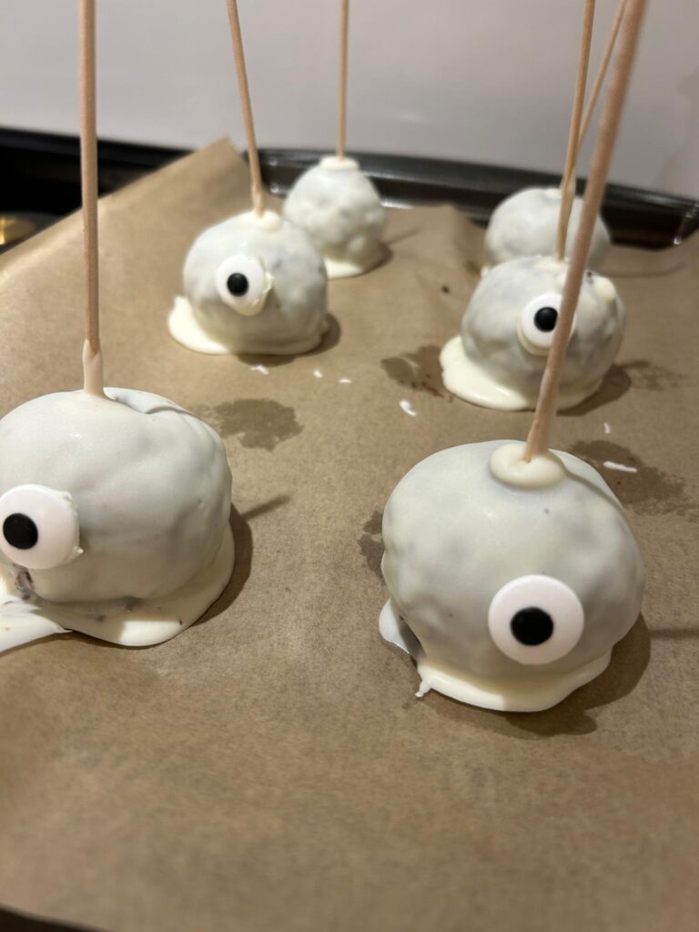 Eyeball cake pops