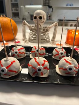Eyeball cake pops