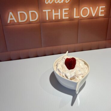 Fluffy Strawberry Dip